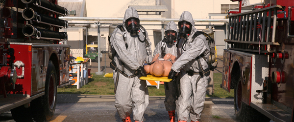 Isang hazardous materials response team na nagsasanay ng mga pamamaraang makapagliligtas ng buhay
